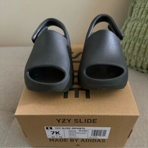 Yzy/ Yeezy Slides INFANT | size: 7K | Dark Onyx (Excellent Condition)